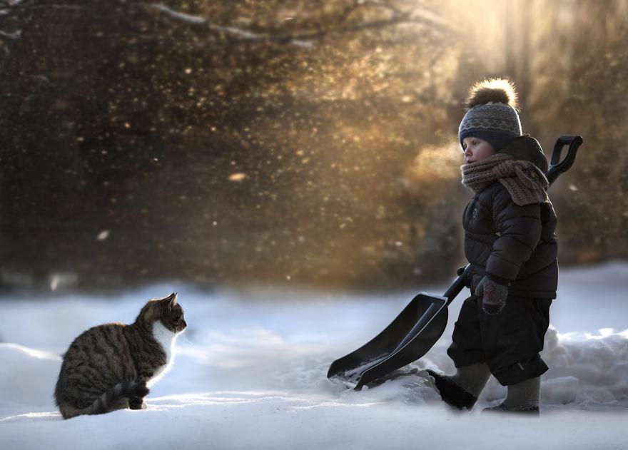 cool-animal-children-photography-Elena-Shumilova-shovel